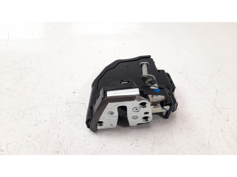 Recambio de cerradura puerta trasera derecha para toyota avensis 1.8 16v cat referencia OEM IAM 6905005051  