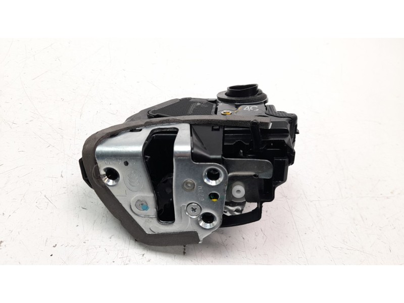 Recambio de cerradura puerta trasera izquierda para toyota avensis 1.8 16v cat referencia OEM IAM 6906005051  
