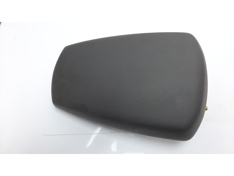 Recambio de apoyabrazos central para ssangyong rodius 2.0 td cat referencia OEM IAM 7794021100ACO  