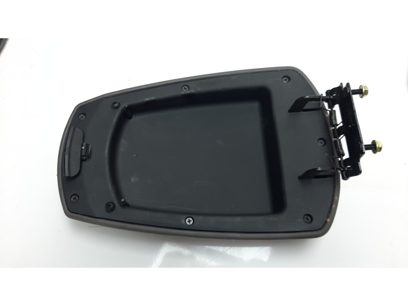 Recambio de apoyabrazos central para ssangyong rodius 2.0 td cat referencia OEM IAM 7794021100ACO  