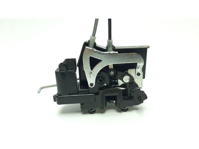 Recambio de cerradura puerta trasera izquierda para ssangyong rodius 2.0 td cat referencia OEM IAM 7131021004  