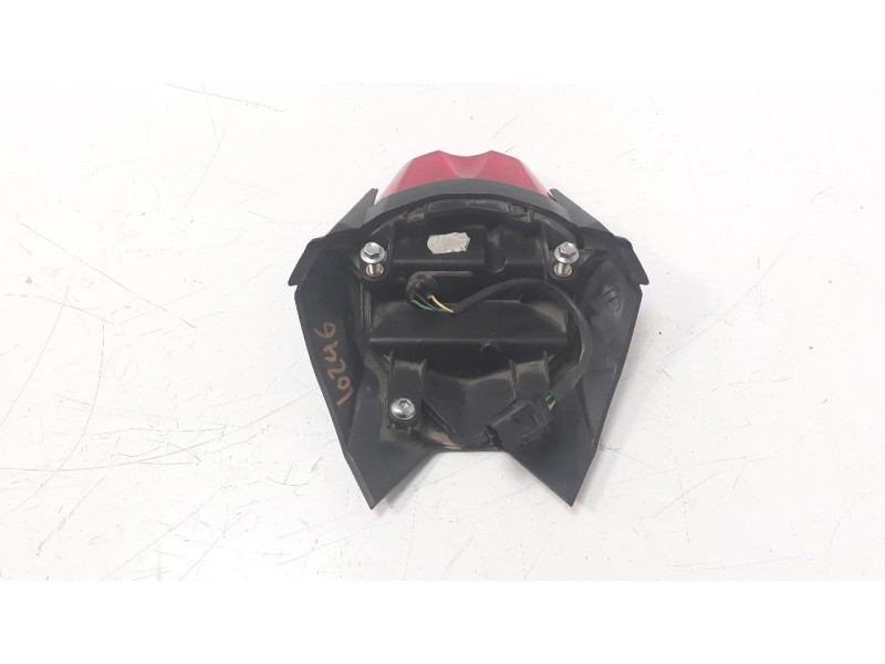 Recambio de piloto trasero central para triumph street triple street triple r referencia OEM IAM T2700631  