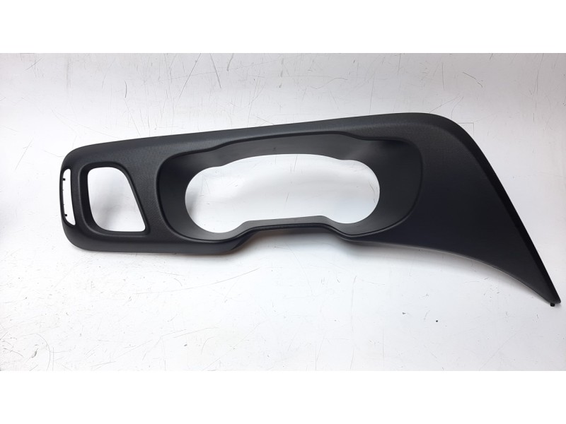 Recambio de moldura para iveco daily furgón 2.3 diesel referencia OEM IAM 5801592795  