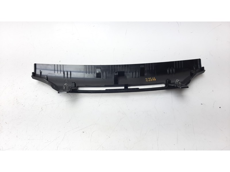 Recambio de moldura para iveco daily furgón 2.3 diesel referencia OEM IAM 5801586544  