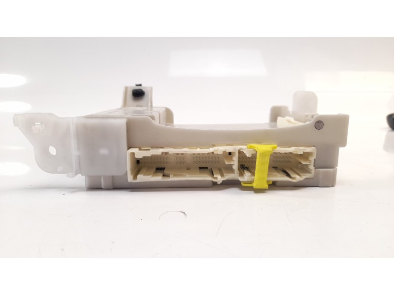 Recambio de caja reles / fusibles para toyota yaris city referencia OEM IAM 827410D070  