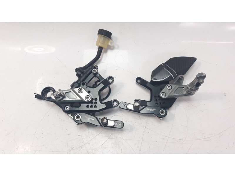 Recambio de estribos laterales para triumph street triple street triple r referencia OEM IAM A9938207  