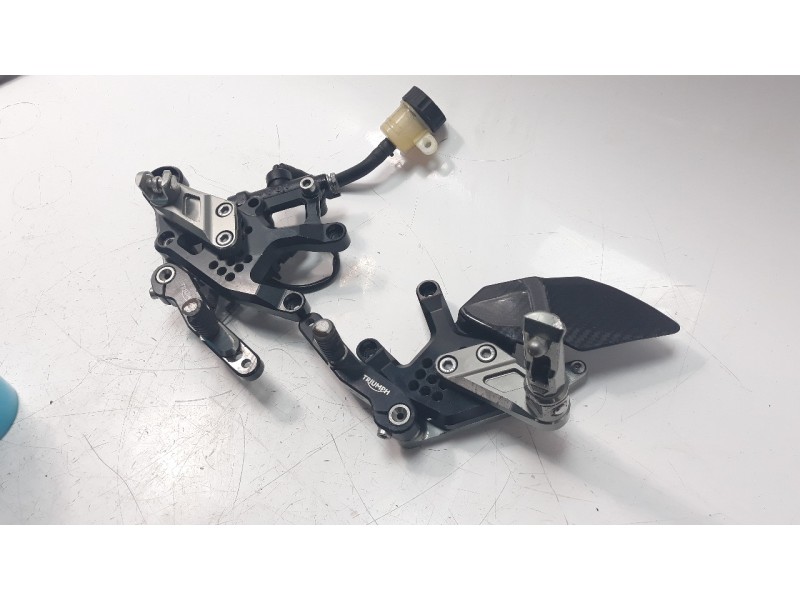 Recambio de estribos laterales para triumph street triple street triple r referencia OEM IAM A9938207  