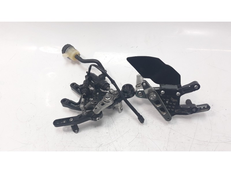 Recambio de estribos laterales para triumph street triple street triple r referencia OEM IAM A9938207  