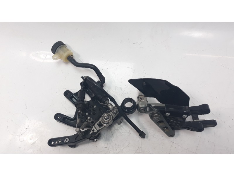 Recambio de estribos laterales para triumph street triple street triple r referencia OEM IAM A9938207  