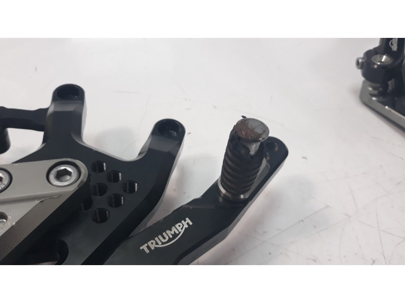 Recambio de estribos laterales para triumph street triple street triple r referencia OEM IAM A9938207  