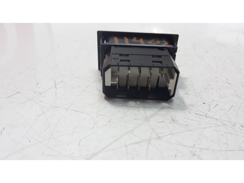 Recambio de mando elevalunas delantero derecho para aixam sv43cf s8 referencia OEM IAM 3230105A  