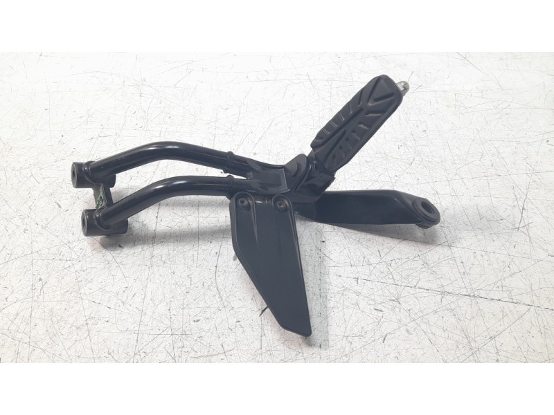 Recambio de estribo para ktm 390 duke 390 duke referencia OEM IAM 9300303900  