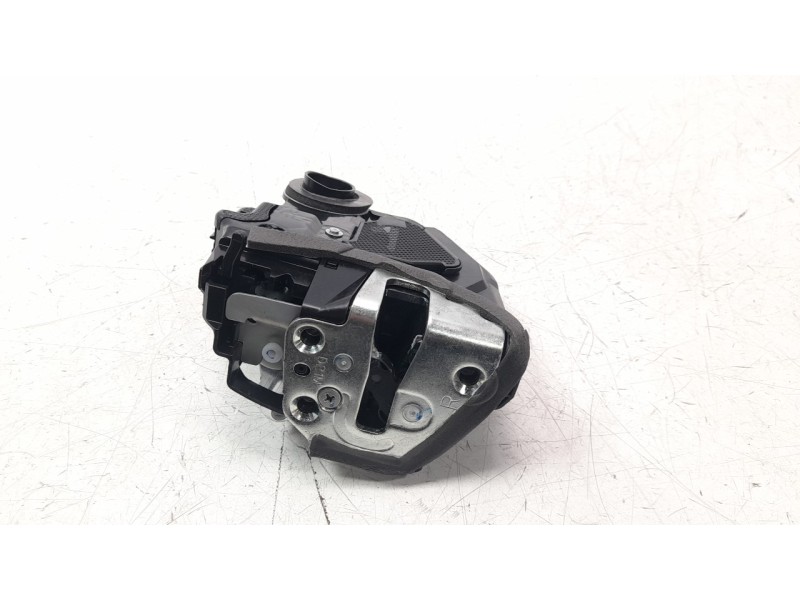 Recambio de cerradura puerta trasera derecha para toyota corolla (e21) referencia OEM IAM 6905002580  
