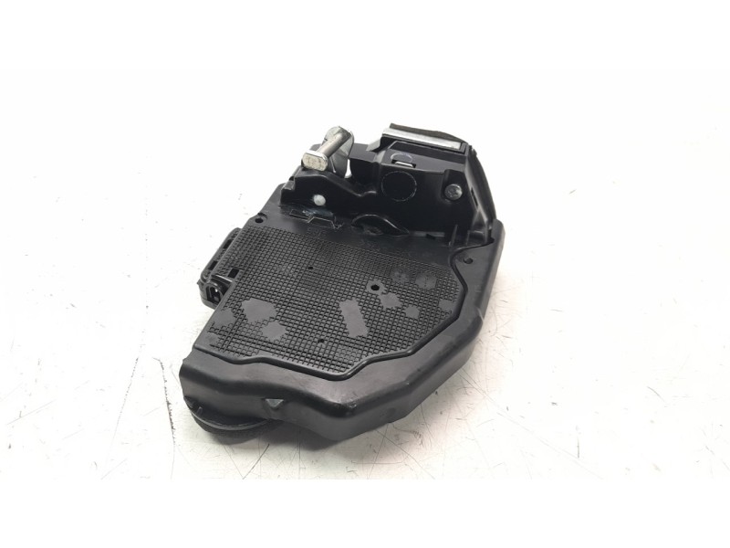 Recambio de cerradura puerta trasera derecha para toyota corolla (e21) referencia OEM IAM 6905002580  