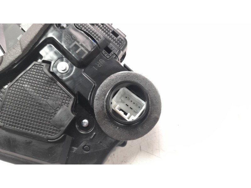 Recambio de cerradura puerta trasera derecha para toyota corolla (e21) referencia OEM IAM 6905002580  