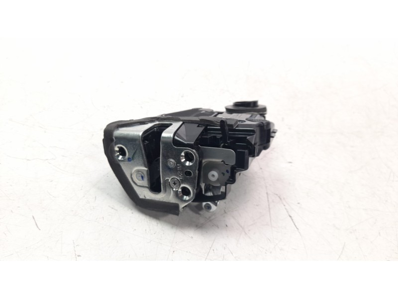 Recambio de cerradura puerta trasera izquierda para toyota corolla (e21) referencia OEM IAM 6906002580  