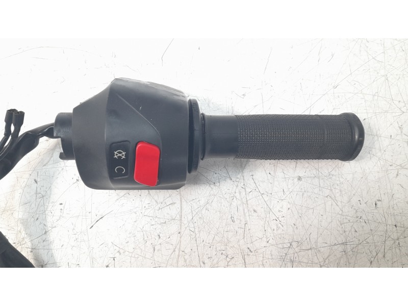Recambio de piña luces derecha para ktm 390 duke 390 duke referencia OEM IAM 93511074000  