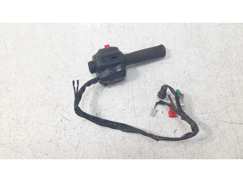 Recambio de piña luces derecha para ktm 390 duke 390 duke referencia OEM IAM 93511074000  