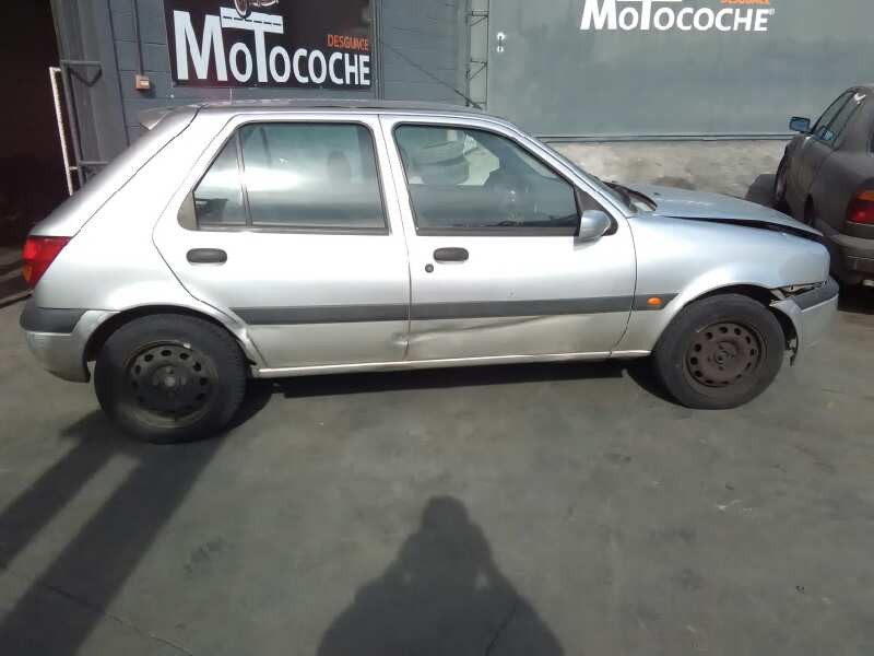 ford fiesta berlina del año 2001