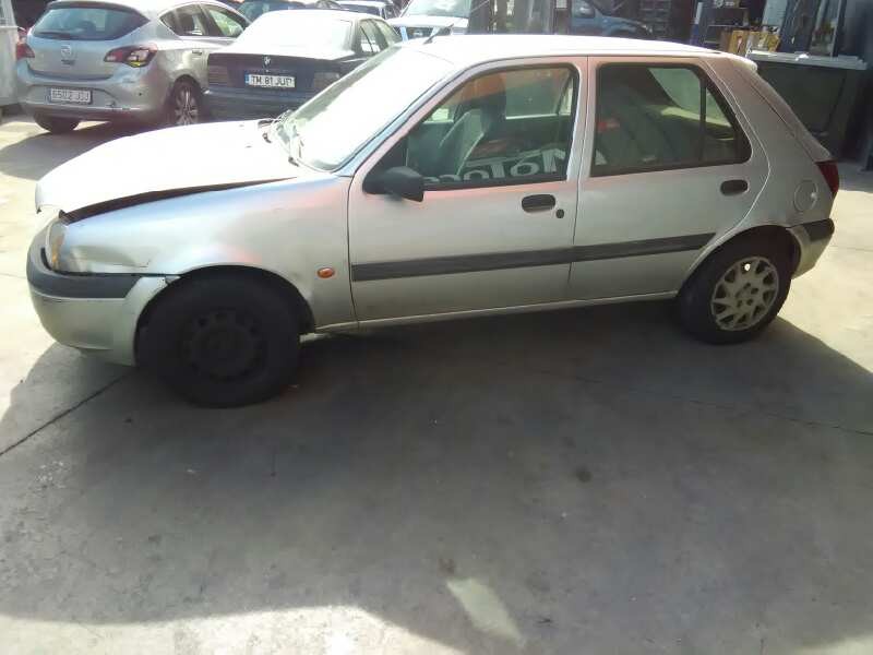 ford fiesta berlina del año 2001