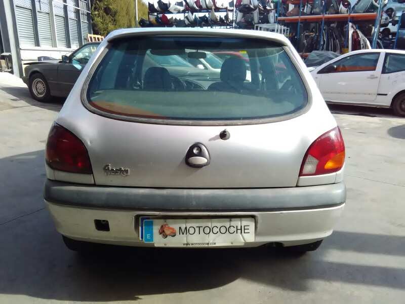 ford fiesta berlina del año 2001