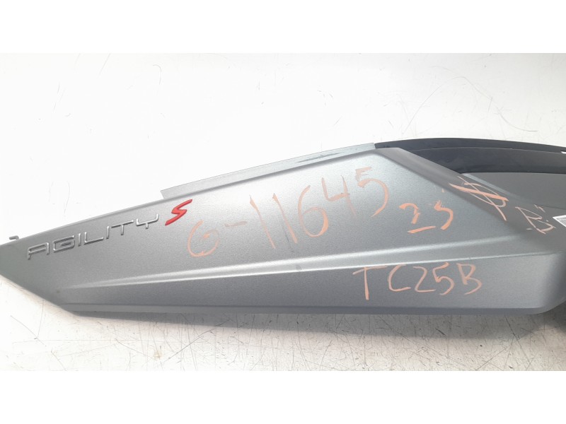 Recambio de moldura para kymco agility 50/125 referencia OEM IAM 83500ALJ8E10  