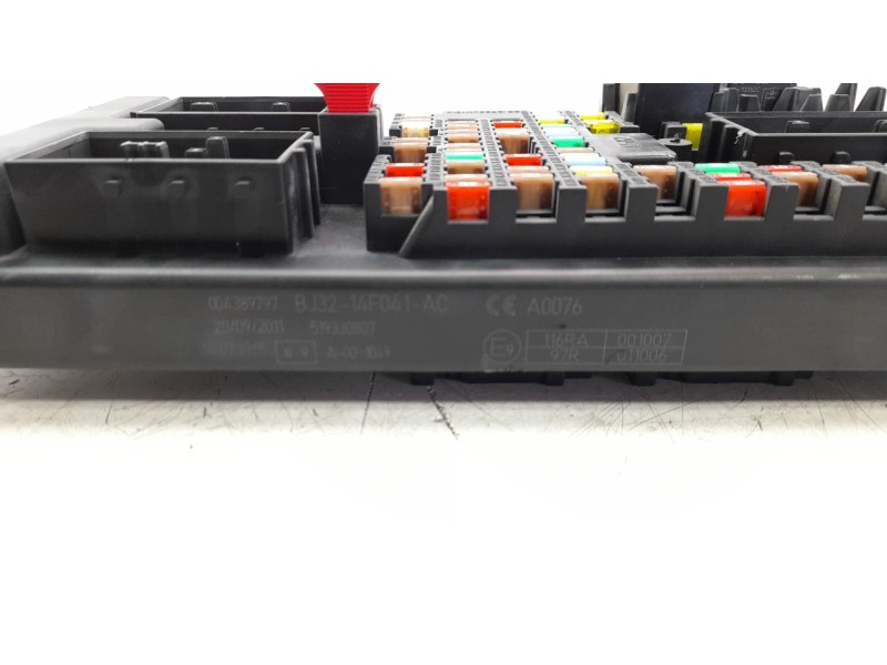 Recambio de caja reles / fusibles para land rover evoque 2.0 turbo cat referencia OEM IAM BJ3214F041AC  