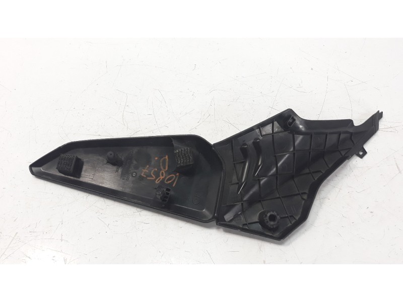 Recambio de moldura para honda cb 650r referencia OEM IAM 83511MKND500  