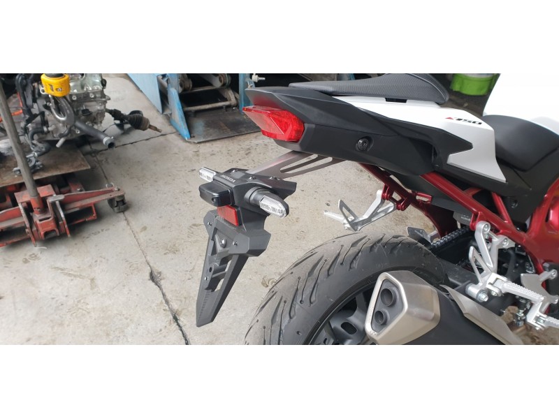 Recambio de portamatriculas para honda cb 750 hornet referencia OEM IAM 80100MLBK00  