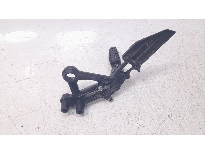 Recambio de estribo para ktm 390 duke 390 duke referencia OEM IAM 93003038000  