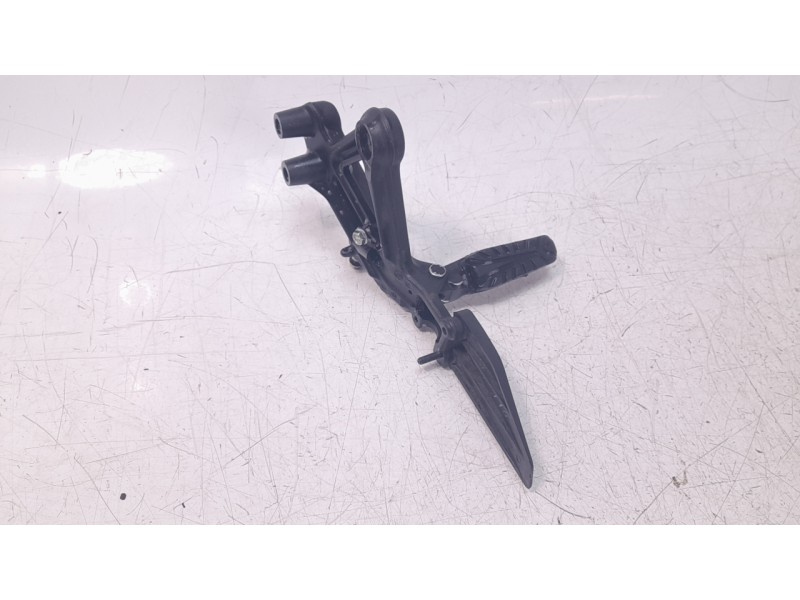 Recambio de estribo para ktm 390 duke 390 duke referencia OEM IAM 93003038000  
