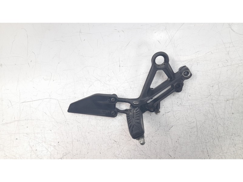Recambio de estribo para ktm 390 duke 390 duke referencia OEM IAM 93003038000  