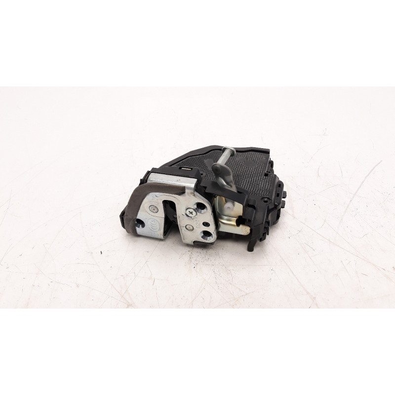 Recambio de cerradura puerta trasera izquierda para toyota rav 4 2.0 d-4d cat referencia OEM IAM 6906033120  