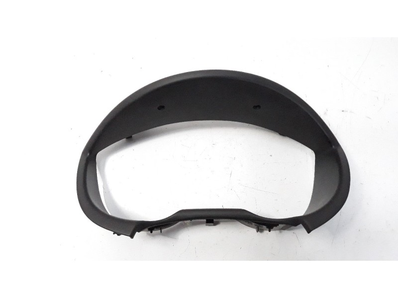 Recambio de moldura para hyundai i20 city s referencia OEM IAM 848301J000  