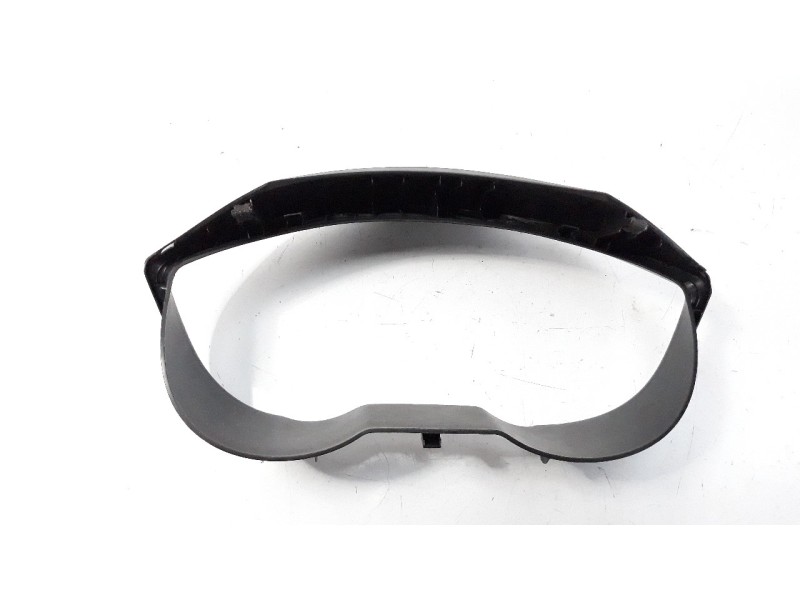 Recambio de moldura para hyundai i20 city s referencia OEM IAM 848301J000  