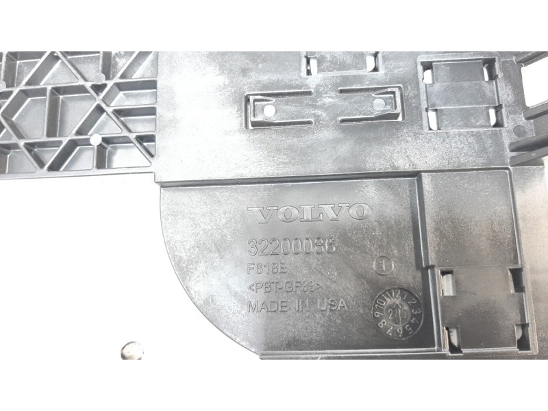 Recambio de caja reles / fusibles para volvo v60 familiar 2.0 diesel cat referencia OEM IAM 32200086  