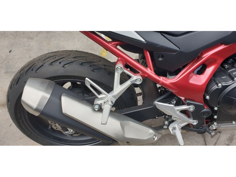 Recambio de estribera derecha para honda cb 750 hornet referencia OEM IAM 50715MJWJ00  