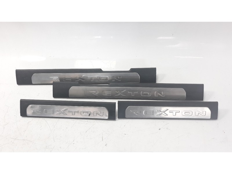 Recambio de moldura para ssangyong rexton w 2.0 td cat referencia OEM IAM 7726008103  