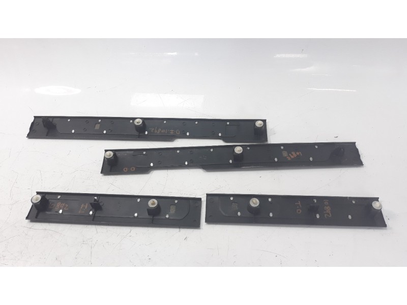 Recambio de moldura para ssangyong rexton w 2.0 td cat referencia OEM IAM 7726008103  