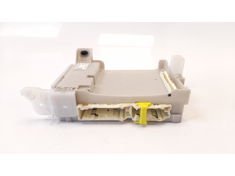 Recambio de caja reles / fusibles para toyota yaris active referencia OEM IAM 8273052M80  