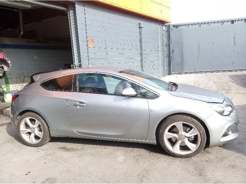 opel astra j gtc del año 2013