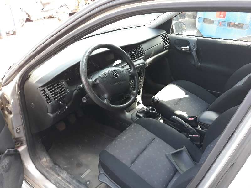 opel vectra b berlina del año 2000