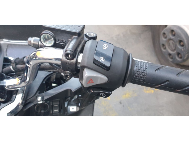 Recambio de piña luces derecha para honda pcx 125 referencia OEM IAM 35160K1ZJ12  