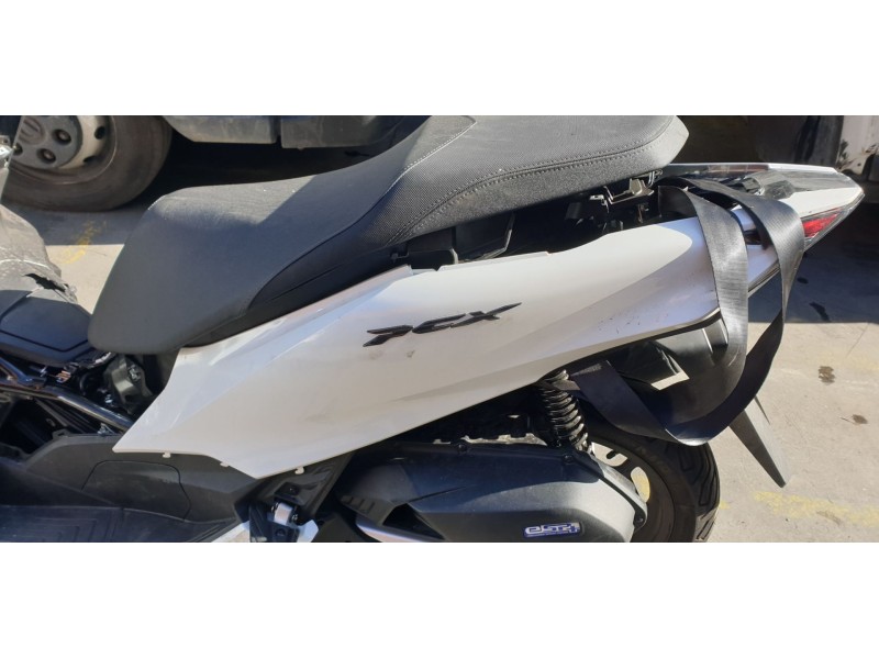 Recambio de moldura para honda pcx 125 referencia OEM IAM 83650K1YJ50ZL  