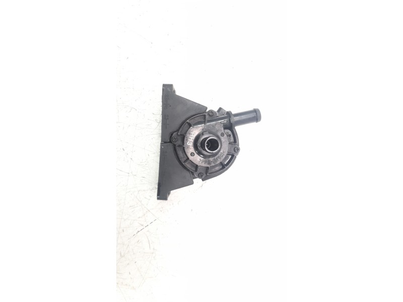 Recambio de bomba agua para ssangyong rexton limited 4x4 referencia OEM IAM 2151036020  