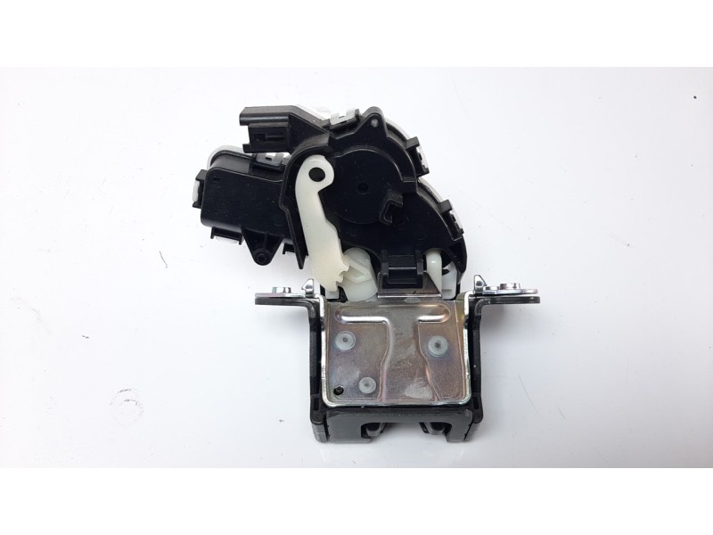 Recambio de cerradura maletero / porton para mazda 3 berlina (bp) referencia OEM IAM BDMT62310  