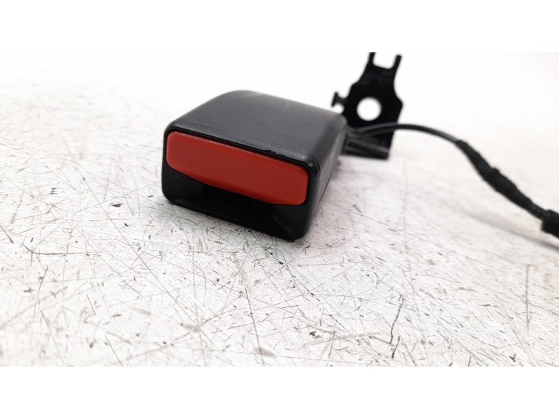 Recambio de enganche cinturon trasero izquierdo para peugeot 208 (p2) 1.2 puretech referencia OEM IAM 2640350300  
