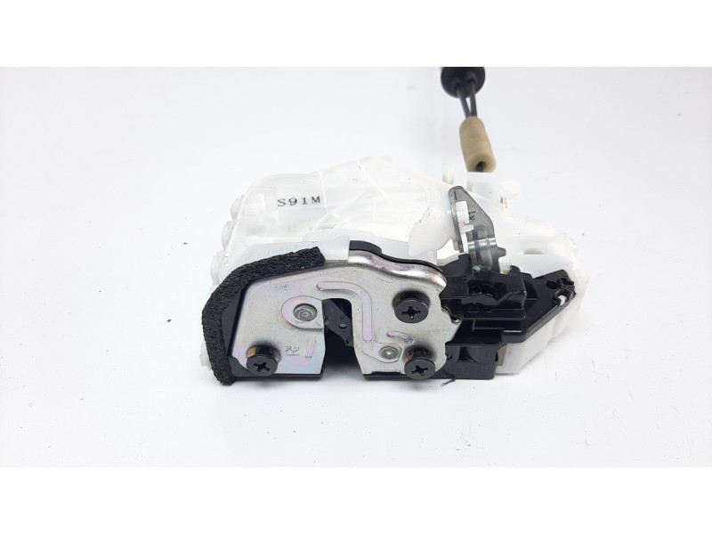 Recambio de cerradura puerta trasera derecha para mazda 3 berlina (bp) referencia OEM IAM BDMC72310B  