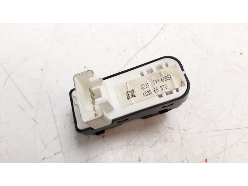 Recambio de mando elevalunas trasero derecho para mazda 3 lim. () 2.2 turbodiesel cat referencia OEM IAM KD3566370  