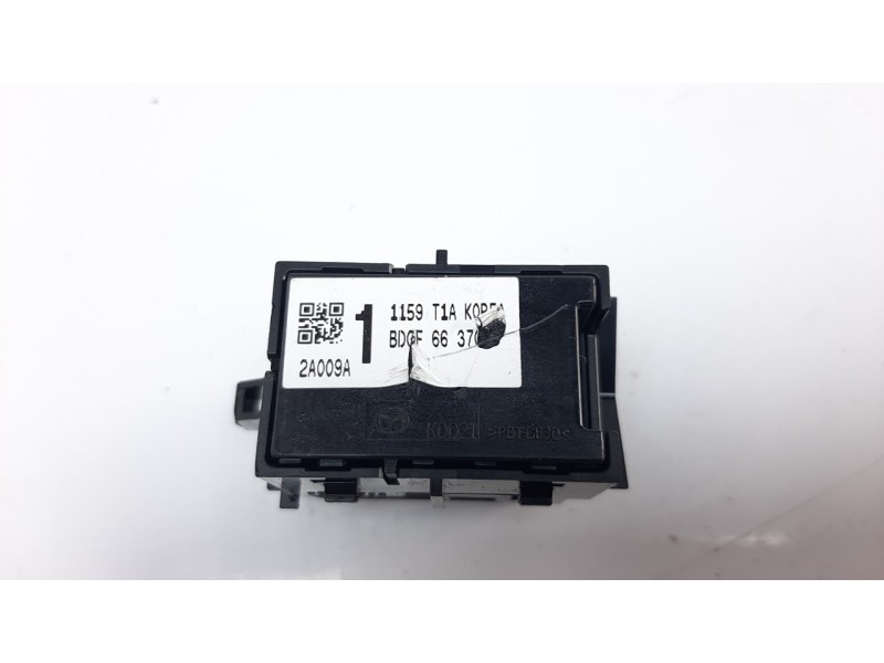 Recambio de mando elevalunas trasero derecho para mazda 3 berlina (bp) referencia OEM IAM BDGF66370  